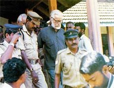 Nambi Narayanan being remanded in Trivandrum, 1994