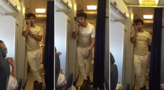 sonu-nigam-on-flight-singing-2