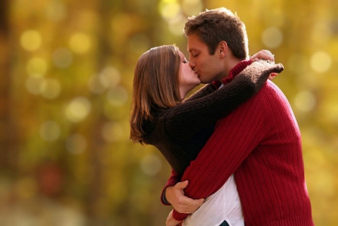 1381338076-lip-lock-kiss-by-couple-file-www.wallpaperg.com (1)