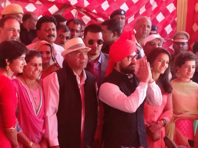 aamir khan spotted at geeta phagot wedding